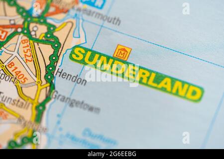 Gros plan macro d'une page sur une carte routière imprimée atlas montrant la ville côtière de Sunderland en Angleterre Banque D'Images