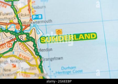 Gros plan macro d'une page sur une carte routière imprimée atlas montrant la ville de Sunderland en Angleterre Banque D'Images