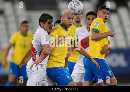 Rio de Janeiro, Brésil. 05 juillet 2021 ; Nilton Santos Stadium, Rio de Janeiro, Brésil ; Copa America, Brésil contre Pérou ; Richarlison du Brésil et Anderson Santamar&#xed ; a of Peru Credit: Action plus Sports Images/Alamy Live News Banque D'Images