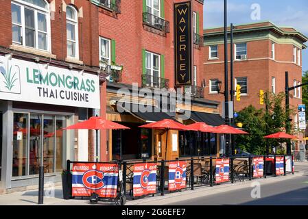 Ottawa, Canada - le 5 juillet 2021 : le Gastropub Waverly sur la rue Elgin avec des bannières pour les Canadiens de Montréal, alias Habs, dans leur poursuite du Cu Stanley Banque D'Images