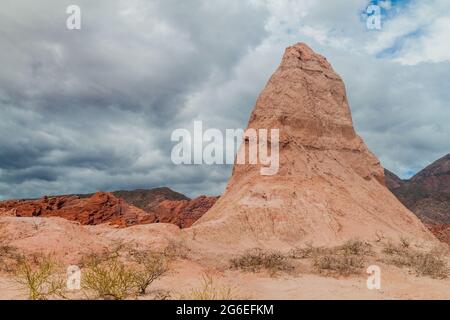 Formation de roches appelée Obelisco à Quebrada de Cafayate, Argentine. Parc national Quebrada de las Conchas. Banque D'Images