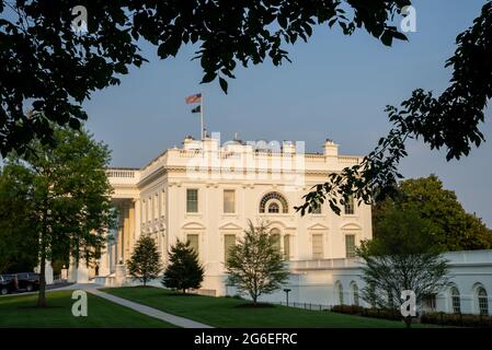 Washington, États-Unis. 05e juillet 2021. La Maison Blanche est vue depuis l'allée de l'aile ouest le 5 juillet 2021 à Washington DC. Photo par Ken Cedeno/Sipa USA crédit: SIPA USA/Alay Live News Banque D'Images