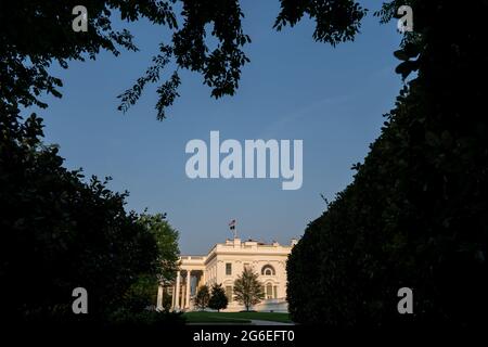 Washington, États-Unis. 05e juillet 2021. La Maison Blanche est vue depuis l'allée de l'aile ouest le 5 juillet 2021 à Washington DC. Photo par Ken Cedeno/Sipa USA crédit: SIPA USA/Alay Live News Banque D'Images