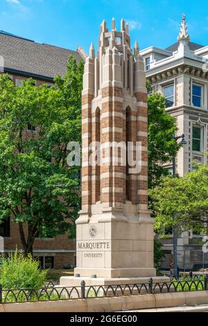 MILWAUKEE, WI,USA - 19 JUIN 2021 - portes d'entrée et logo de l'université Marquette. Banque D'Images