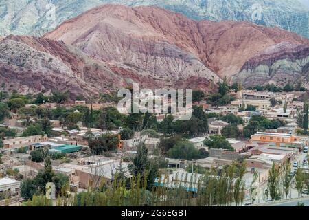 Cerro del los Siete Colores (la colline des sept couleurs) plus de Purmamarca (village) de la vallée Quebrada de Humahuaca, Argentine Banque D'Images