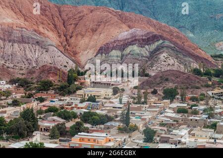 Cerro del los Siete Colores (la colline des sept couleurs) plus de Purmamarca (village) de la vallée Quebrada de Humahuaca, Argentine Banque D'Images