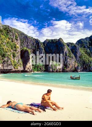 Couple touristique sur la plage, Maya Bay, île de Phi Phi, Krabi, Thaïlande Banque D'Images