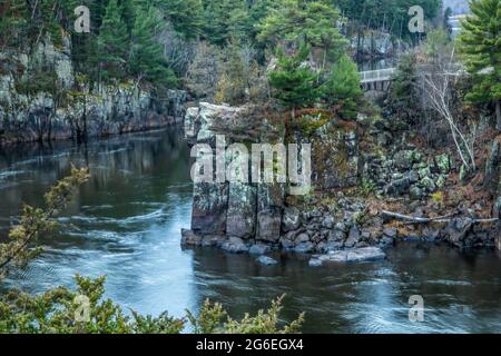 Belle vue en soirée sur angle Rock dans la rivière Sainte-Croix au parc national Interstate, Taylors Falls, Minnesota, États-Unis. Banque D'Images