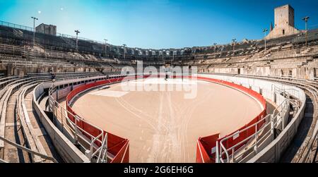 Vue générale de l'intérieur de l'amphithéâtre romain d'Arles préparé pour un spectacle de corrida. Banque D'Images