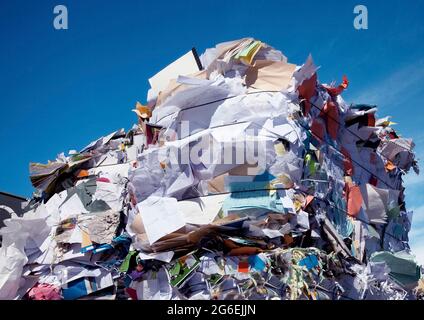 Blocs de papier et de carton comprimés prêts à être recyclés à Canberra, capitale nationale de l'Australie Banque D'Images