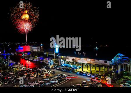 Des feux d'artifice explosent au-dessus de la baie de Biloxi, près du restaurant McElroy's Harbour House, le 4 juillet 2021, à Biloxi, Mississippi. Banque D'Images