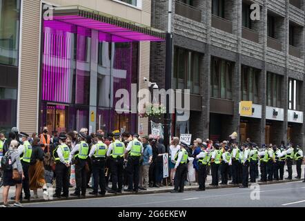 Londres, Royaume-Uni. 05e juillet 2021. Les policiers sont vigilants pendant la manifestation.les partisans du NHS se sont rassemblés devant le ministère de la Santé et des Affaires sociales pour protester contre les stratégies du gouvernement visant à privatiser le service de santé au Royaume-Uni. (Photo de Martin Pope/SOPA Images/Sipa USA) crédit: SIPA USA/Alay Live News Banque D'Images