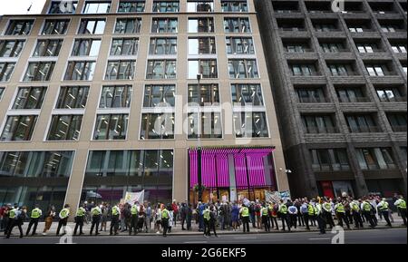 Londres, Royaume-Uni. 05e juillet 2021. Les policiers sont vigilants pendant la manifestation.les partisans du NHS se sont rassemblés devant le ministère de la Santé et des Affaires sociales pour protester contre les stratégies du gouvernement visant à privatiser le service de santé au Royaume-Uni. (Photo de Martin Pope/SOPA Images/Sipa USA) crédit: SIPA USA/Alay Live News Banque D'Images