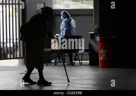 Tegucigalpa, Honduras, Tegucigalpa, Honduras. 5 juillet 2021. Une femme canine âgée dans le quartier attendant d'être vue par un médecin. Tegucigalpa, Honduras, les centres de triage qui fréquentent les patients suspectés de coronavirus dans le département de Francisco Morazan se sont effondrés, les centres sont forcés de fermer leurs portes pendant un certain temps pour éviter les foules dans les établissements, et aussi donner un répit à l'équipe médicale qu'elle ne peut pas faire face au grand nombre de patients qui viennent pour recevoir des soins médicaux. Credit: Milo Espinoza/ZUMA Wire/Alay Live News Banque D'Images