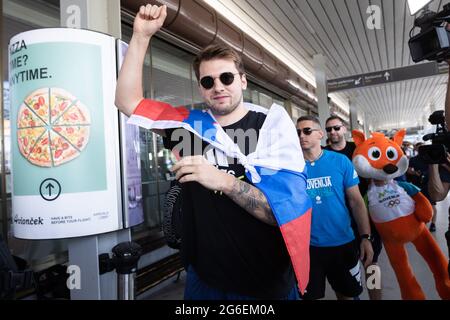 Brnik, Slovénie. 05e juillet 2021. Luka Doncic fait la vague vers les fans alors que l'équipe de basket slovène arrive à l'aéroport de Ljubljana à partir du tournoi de qualification olympique à Kaunas.l'équipe de basket slovène est arrivée à l'aéroport de Ljubljana lundi après s'être qualifiée pour les Jeux Olympiques d'été pour la première fois dans l'histoire. (Photo de Luka Dakskobler/SOPA Images/Sipa USA) crédit: SIPA USA/Alay Live News Banque D'Images
