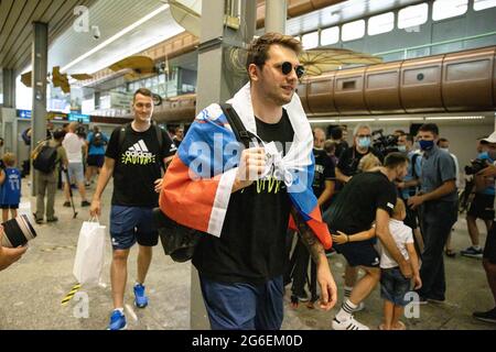 Brnik, Slovénie. 05e juillet 2021. Luka Doncic traverse le terminal alors que l'équipe de basket-ball slovène arrive à l'aéroport de Ljubljana à la suite du tournoi de qualification olympique de Kaunas. L'équipe de basket-ball slovène est arrivée à l'aéroport de Ljubljana lundi après s'être qualifiée pour les Jeux olympiques d'été pour la première fois dans l'histoire. (Photo de Luka Dakskobler/SOPA Images/Sipa USA) crédit: SIPA USA/Alay Live News Banque D'Images