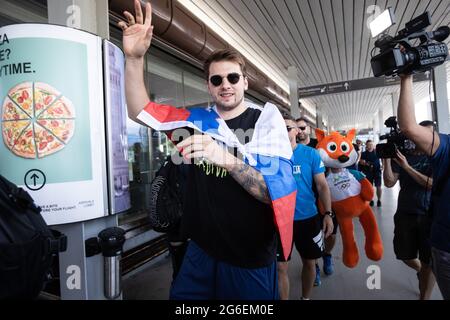 Brnik, Slovénie. 05e juillet 2021. Luka Doncic fait la vague vers les fans alors que l'équipe de basket slovène arrive à l'aéroport de Ljubljana à partir du tournoi de qualification olympique à Kaunas.l'équipe de basket slovène est arrivée à l'aéroport de Ljubljana lundi après s'être qualifiée pour les Jeux Olympiques d'été pour la première fois dans l'histoire. (Photo de Luka Dakskobler/SOPA Images/Sipa USA) crédit: SIPA USA/Alay Live News Banque D'Images