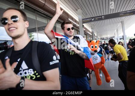 Brnik, Slovénie. 05e juillet 2021. Luka Doncic fait la vague vers les fans alors que l'équipe de basket slovène arrive à l'aéroport de Ljubljana à partir du tournoi de qualification olympique à Kaunas.l'équipe de basket slovène est arrivée à l'aéroport de Ljubljana lundi après s'être qualifiée pour les Jeux Olympiques d'été pour la première fois dans l'histoire. (Photo de Luka Dakskobler/SOPA Images/Sipa USA) crédit: SIPA USA/Alay Live News Banque D'Images
