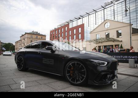 Krakow, Pologne. 02 juillet 2021. Une voiture Bentley noire est garée en face de l'hôtel Sheraton pendant la Gran Turismo Polonia à Cracovie.la plus grande convention de supercars en Pologne, Gran Turismo Polonia, a eu lieu à Cracovie. Plus de 100 véhicules (p. ex. Ferrari, Porsche, Lamborghini) ont été garés près de l'hôtel Sheraton Gran lors de la 17e édition de l'événement. La valeur des wagons qui ont participé à la convention a été estimée à 120 000 000 PLN. (Photo de Vito Corleone/SOPA Images/Sipa USA) crédit: SIPA USA/Alay Live News Banque D'Images