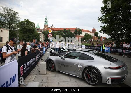 Krakow, Pologne. 02 juillet 2021. On voit des gens qui regardent une voiture Porsche garée dans la rue pendant la Gran Turismo Polonia à Cracovie.la plus grande convention de supercars en Pologne, Gran Turismo Polonia, a eu lieu à Cracovie. Plus de 100 véhicules (p. ex. Ferrari, Porsche, Lamborghini) ont été garés près de l'hôtel Sheraton Gran lors de la 17e édition de l'événement. La valeur des wagons qui ont participé à la convention a été estimée à 120 000 000 PLN. (Photo de Vito Corleone/SOPA Images/Sipa USA) crédit: SIPA USA/Alay Live News Banque D'Images