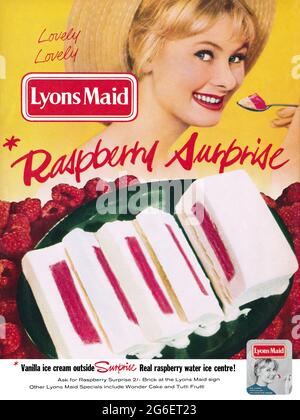 1960 publicité britannique pour la glace surprise framboise Lyons Maid. Banque D'Images