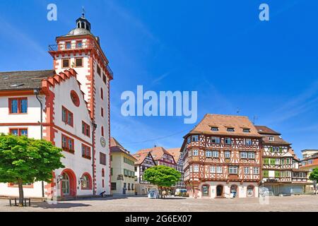 Mosbach, Allemagne - juin 2021 : ancien hôtel de ville et bâtiments à colombages dans le centre historique de la ville par beau temps Banque D'Images