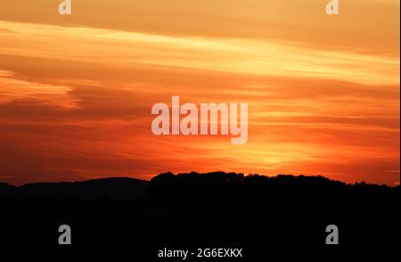 Gros plan sur le coucher du soleil avec des couleurs vives de rouge et d'orange Banque D'Images