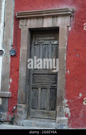 Spanish Colonial Antique Door, San Luis Potosi, Mexique Banque D'Images