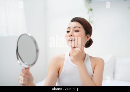 Beau visage de jeune femme adulte avec la peau propre et fraîche Banque D'Images