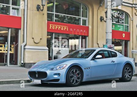 Kiev, Ukraine - 22 avril 2012: Maserati GranTurismo près de la concession Ferrari. Supercar italienne dans la ville Banque D'Images