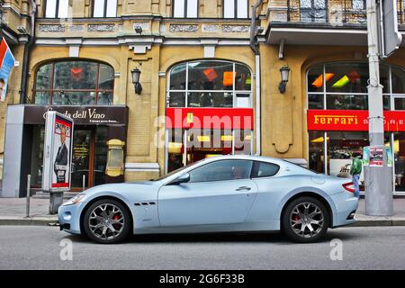 Kiev, Ukraine - 22 avril 2012: Maserati GranTurismo près de la concession Ferrari. Supercar italienne dans la ville Banque D'Images