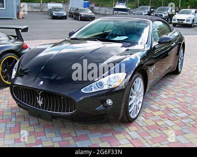 Kiev, Ukraine - 14 mai 2011: Le supercar italien noir Maserati GranCabrio dans la ville Banque D'Images