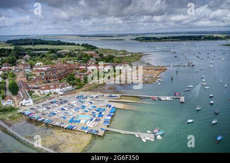 Itchenor dans West Sussex situé dans un bel emplacement de voile avec Yachts et bateaux à l'ancre dans l'estuaire, vue aérienne. Banque D'Images