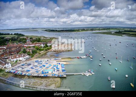 Itchenor dans West Sussex situé dans un bel emplacement de voile avec Yachts et bateaux à l'ancre dans l'estuaire, photo aérienne Banque D'Images