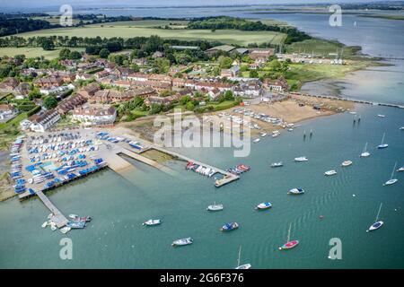 Itchenor dans West Sussex situé dans un bel emplacement de voile avec Yachts et bateaux à l'ancre dans l'estuaire entouré par la campagne de l'Ouest Banque D'Images