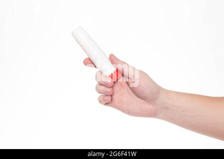 L'homme tient un bâton de colle dans sa main sur un fond blanc, isoler. Gros plan, bureau Banque D'Images