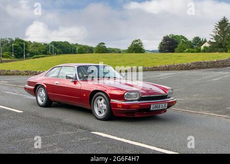 Années 1994 90 rouge Jaguar Sovereign 4L 3980 cc, coupé 2 portes en route pour Leighton Hall Classic car show de juillet, Carnforth, Lancashire Royaume-Uni Banque D'Images