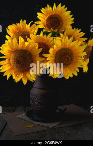 Tournesol dans un vase sur la table. Banque D'Images