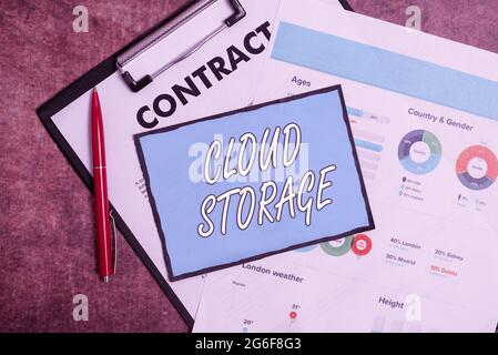 Légende conceptuelle Cloud Storage. Internet concept Computing connecte les appareils aux données du cloud sur le stockage à distance Nouveau contrat Signature de plans d'assurance habitation Banque D'Images