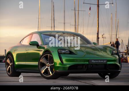 Porsche Taycan - une voiture de sport entièrement électrique dans un parking panoramique Banque D'Images