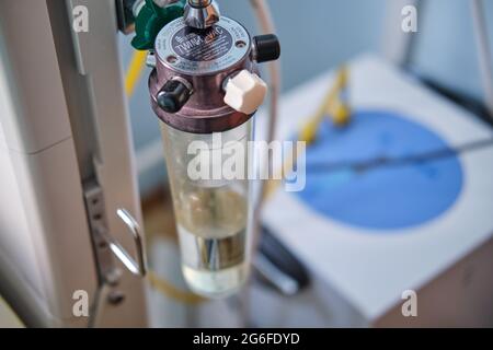 Un dispositif pour fournir de l'oxygène aux patients souffrant de problèmes respiratoires dans un hôpital - Russie, région de Moscou, 23 juin 2021 Banque D'Images