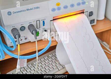 Dispositif CTG avec surveillance de l'état de santé de la mère et de l'enfant pendant l'accouchement à l'hôpital. Cardiographe pour la mesure du Banque D'Images