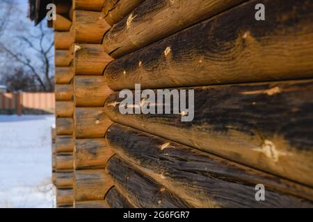 Belle texture de la maison de campagne en bois villa en arrière-plan d'hiver pendant la journée ensoleillée, bois non peint Banque D'Images