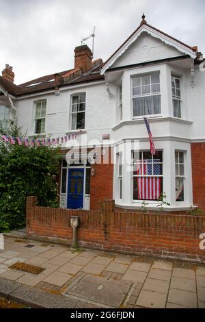 Une maison dans le quartier riche de Chiswick décorée de drapeaux américains pour les célébrations du 4 juillet. Londres, 4.7.2021 Banque D'Images