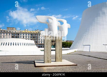 La sculpture 'Passaros' de Marianne Peretti dans le complexe architectural Oscar Niemeyer du Havre, France. Banque D'Images