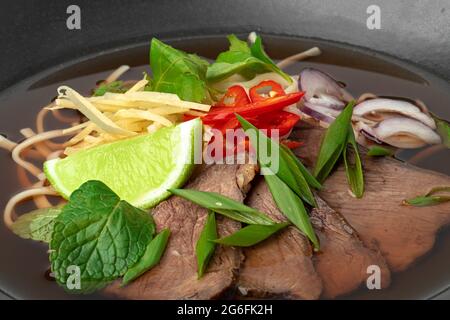 Soupe asiatique avec du bœuf et des nouilles udon Banque D'Images