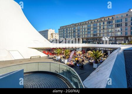 Terrasse extérieure du bar la Colombe Niemeyer installé dans l'espace Oscar Niemeyer, au pied du centre culturel Volcan du Havre, France. Banque D'Images