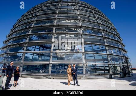 Berlin, Allemagne. 06e juillet 2021. Le roi Willem-Alexander et la reine Maxima des pays-Bas visitent le Bundestag où ils rencontrent le président des Bundes Wolfgang Schaube à Berlin, en Allemagne, le 6 juillet 2021. Le Roi et la Reine sont à Berlin pour une visite d'État de trois jours en Allemagne qui marque leur dernière tournée en Allemagne commencée en 2013. Photo de Robin Utrecht/ABACAPRESS.COM crédit: Abaca Press/Alay Live News Banque D'Images