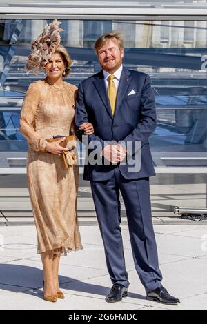 Berlin, Allemagne. 06e juillet 2021. Le roi Willem-Alexander et la reine Maxima des pays-Bas visitent le Bundestag où ils rencontrent le président des Bundes Wolfgang Schaube à Berlin, en Allemagne, le 6 juillet 2021. Le Roi et la Reine sont à Berlin pour une visite d'État de trois jours en Allemagne qui marque leur dernière tournée en Allemagne commencée en 2013. Photo de Robin Utrecht/ABACAPRESS.COM crédit: Abaca Press/Alay Live News Banque D'Images