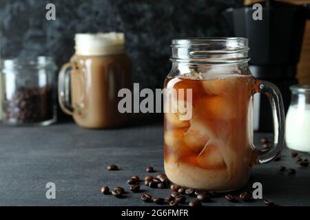Concept de boisson délicieuse avec café glacé sur table en bois sombre Banque D'Images